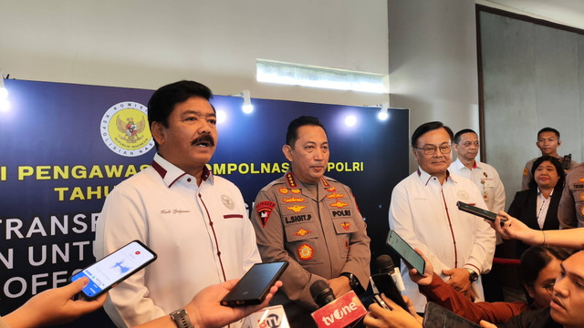 Menkopolhukam Hadi Tjahjanto, Kapolri Jenderal Listyo Sigit Prabowo, dan Ketua Harian Kompolnas Benny Mamoto di Ancol, Jakarta Utara, Rabu (17/7).  Foto: Jonathan Devin/kumparan