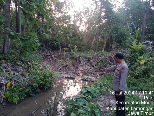 Lokasi sungai di Desa Yungyang, Kecamatan Modo, Lamongan, yang sebelumnya muncul busa. Foto: Dok. Polsek Modo