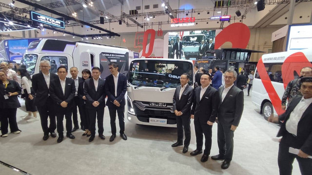 Peluncuran truk Isuzu Elf EV di pameran GIIAS 2024. Foto: Aditya Pratama/kumparan