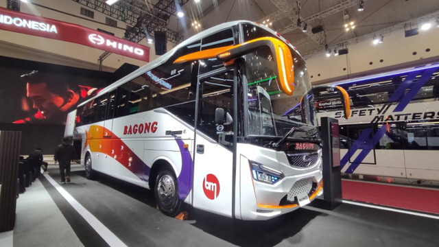 Hino Motor Sales Indonesia luncurkan seri truk baru di pameran GIIAS 2024.  Foto: Aditya Pratama Niagara/kumparan