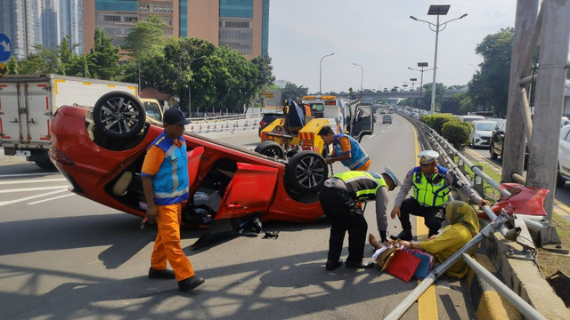 Polisi berada di TKP kecelakaan tunggal mobil di ruas tol dalam kota KM 12+800 (sebelum flyover Tomang) arah Grogol, Jakarta, Rabu (17/7/2024). Foto: Twitter/ @TMCPoldaMetro