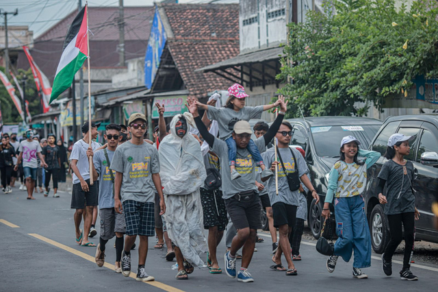 Tradisi tahunan Gerak Jalan Tanggul Jember (Tajemtra) dengan berjalan kaki puluhan kilometer. Foto: Dok. Istimewa
