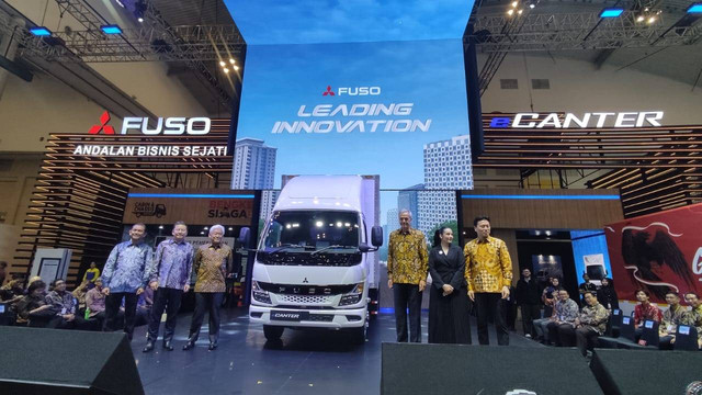 KTB Fuso meluncurkan truk listrik Fuso eCanter di Indonesia di pameran GIIAS 2024. Foto: Aditya Pratama/kumparan