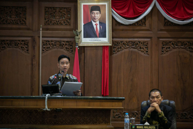 Wali Kota Solo Gibran Rakabuming Raka membacakan surat pengunduran dirinya saat mengikuti Rapat Paripurna di Gedung DPRD Solo, Jawa Tengah, Rabu (17/7/2024). Foto: Mohammad Ayudha/ANTARA FOTO