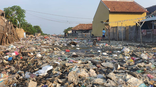 Warga melihat tumpukan sampah di Sungai Kampung Kebalikan, Desa Lontar, Kecamatan Tirtayasa, Kabupaten Serang. Foto: Dok. kumparan