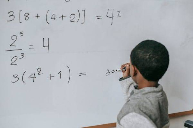 Ilustrasi contoh soal matematika kelas 2 semester 2 tematik. Sumber foto: Pexels/Katerina Holmes