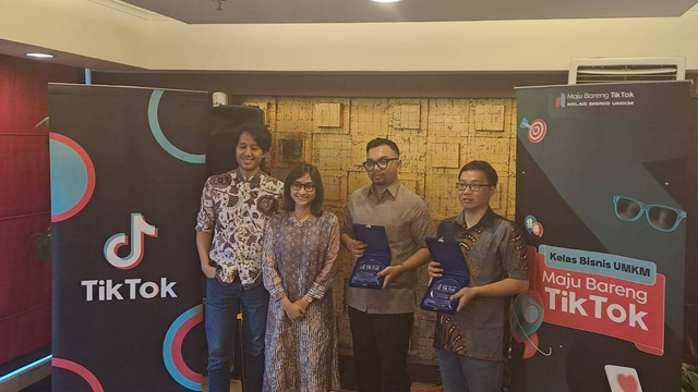 Head of SMB TikTok Indonesia Pandu Nitiseputro dan Public Policy & Government Relations, TikTok Indonesia Marshiella Pandji, dalam acara Kelas Bisnis #MajuBarengTikTok di Jakarta, Rabu (17/7). Foto: Ghifari/kumparan