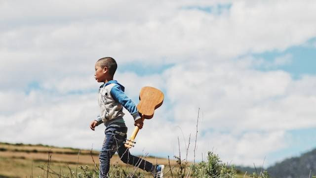 Alat Musik Khas Keroncong yang Berbentuk Gitar Dinamakan Ukulele. Foto Hanya Ilustrasi. Sumber Foto: Pexels.com/kychan