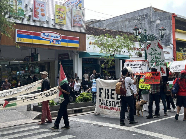 Puluhan seniman di Jogja saat melakukan aksi suarakan kebebasan Palestina. Foto: M wulan