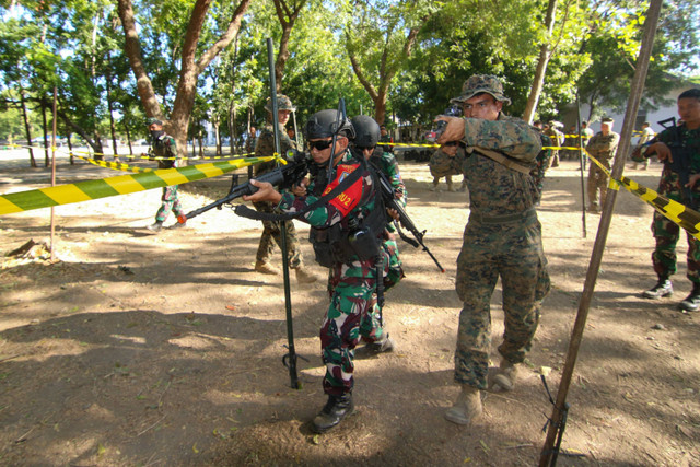 Prajurit Korps Marinir TNI-AL bersama Marinir AS (USMC) latihan bersama Platoon Exchange 2024 di Pusat Latihan Pertempuran Marinir 5 Baluran, Karang Tekok, Situbondo, Jawa Timur, Rabu (17/7/2024). Foto: Budi Candra Setya/ANTARA FOTO