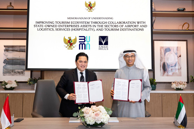 Menteri BUMN Erick Thohir dan Chairman Eagle Hills serta Pendiri Emaar, Mohamed Ali Rashed Alabbar, menandatangani nota kesepahaman kerja sama pariwisata dan infrastruktur di Indonesia dengan Eagle Hills di Dubai, UEA, Selasa (16/7/2024). Foto: Kementerian BUMN