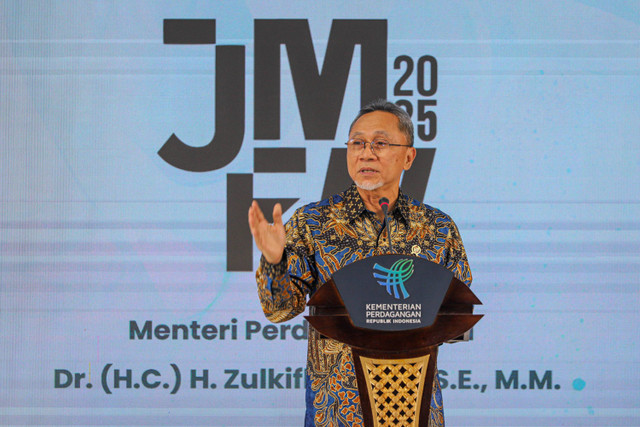 Menteri Perdagangan Zulkifli Hasan (Zulhas) meluncurkan Jakarta Muslim Fashion Week 2025 di Kantor Kementerian Perdagangan RI, Jakarta, Rabu (17/7/2024). Foto: Iqbal Firdaus/kumparan