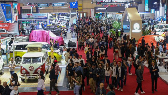 Pengunjung melihat kendaraan di pameran otomotif Gaikindo Indonesia International Auto Show (GIIAS) 2024 di ICE-BSD City, Tangerang, Rabu (17/7). Foto: Aditia Noviansyah/kumparan