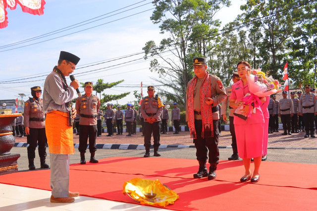 Prosesi adat Tepung Tawar ketika menyambut kedatangan Kapolres Sintang AKBP I Nyoman Budi Artawan di Bumi Senentang. Foto: Dok. Polres Sintang