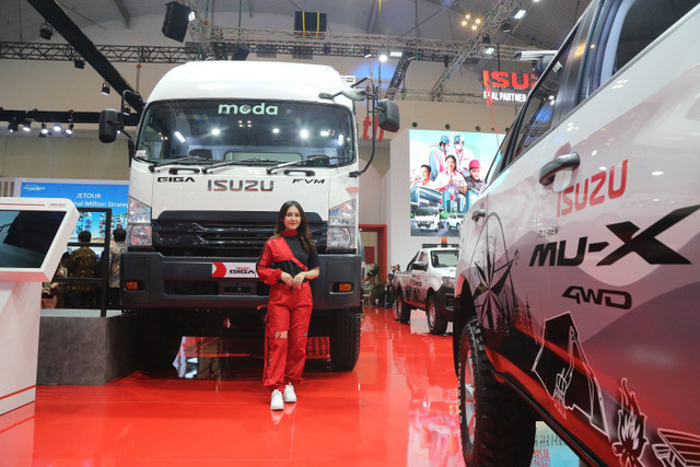 Petugas sales promotion girl (SPG) saat pose di dalam kendaraan truk di stand Isuzu di pameran otomotif Gaikindo Indonesia International Auto Show (GIIAS) 2024 di ICE-BSD City, Tangerang, Rabu (17/7). Foto: Aditia Noviansyah/kumparan