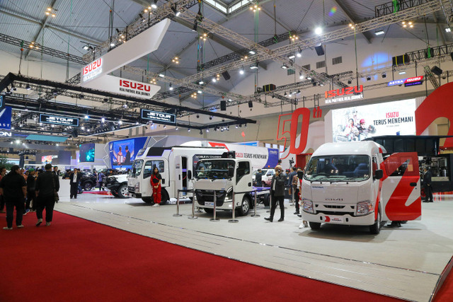 Suasana stand Isuzu di pameran otomotif Gaikindo Indonesia International Auto Show (GIIAS) 2024 di ICE-BSD City, Tangerang, Rabu (17/7). Foto: Aditia Noviansyah/kumparan