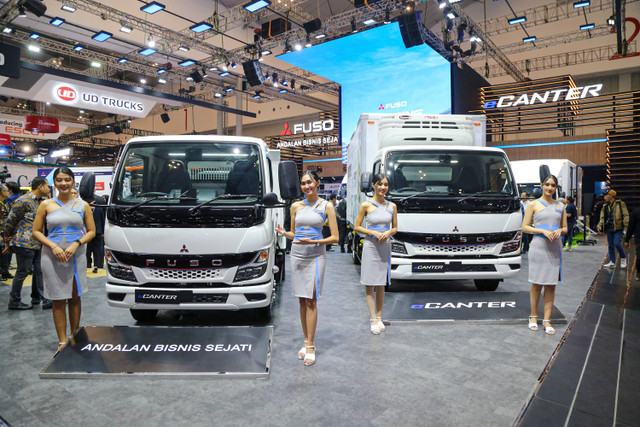 Petugas sales promotion girl (SPG) menunjukan interior truk listrik eCanter di stand Mitsubishi Fuso di Gaikindo Indonesia International Auto Show (GIIAS) 2024 di Hall 2 ICE BSD, Tangerang,Rabu (17/7). Foto: Aditia Noviansyah/kumparan