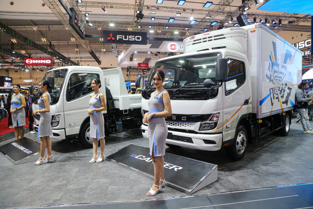 Petugas sales promotion girl (SPG) menunjukan interior truk listrik eCanter di stand Mitsubishi Fuso di Gaikindo Indonesia International Auto Show (GIIAS) 2024 di Hall 2 ICE BSD, Tangerang,Rabu (17/7). Foto: Aditia Noviansyah/kumparan