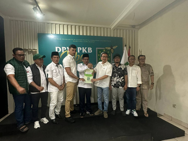 Ketua PKB Jabar, Syaiful Huda, memberikan SK Calon Bupati dan Wakil Bupati Kabupaten Bandung di Kantor DPW PKB Jabar pada Rabu (17/7/2024). Foto: Dok. Istimewa