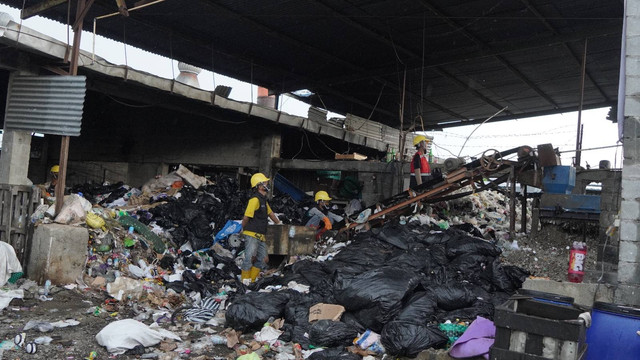 Alumni Teknik Arsitektur UGM mendaur ulang sampah plastik menjadi material pengganti kayu. Foto: Dok. UGM