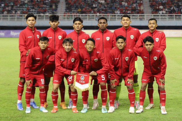 Timnas Indonesia berfoto bersama sebelum bertanding melawan Timnas Filipina pada penyisihan Grup A Piala ASEAN U-19 Boys Championship atau AFF U-19 di Stadion Gelora Bung Tomo, Surabaya, Jawa Timur, Rabu (17/7/2024). Foto: Rizal Hanafi/ANTARA FOTO