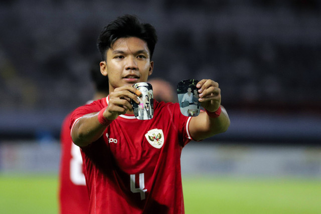 Pemain Timnas Indonesia Kadek Arel Priyatna berselebrasi usai mencetak gol ke gawang Timnas Filipina saat pertandingan Piala ASEAN U-19 Boys Championship atau AFF U-19 di Stadion Gelora Bung Tomo, Surabaya, Jawa Timur, Rabu (17/7/2024). Foto: Rizal Hanafi/ANTARA FOTO