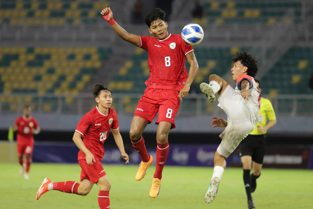 Pemain Timnas Indonesia Arkhan Kaka (tengah) berebut bola dengan pemain Timnas Filipina Alexander Sabatin (kanan) saat pertandingan Piala ASEAN U-19 Boys Championship atau AFF U-19 di Stadion Gelora Bung Tomo, Surabaya, Jawa Timur, Rabu (17/7/2024). Foto: Rizal Hanafi/ANTARA FOTO