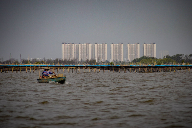 Perahu nelayan di dekat muara laut Sungai Cisadane, Kabupaten Tangerang, Banten. Foto: Jamal Ramadhan/kumparan