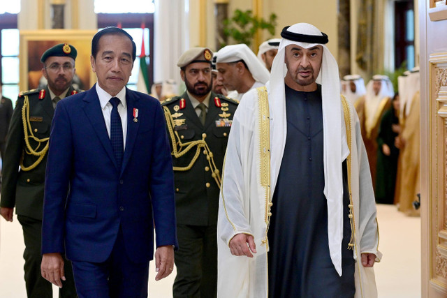 Presiden Uni Emirat Arab Mohamed bin Zayed Al Nahyan (MBZ) berbincang dengan Presiden Joko Widodo di Istana Kepresidenan UEA, Rabu (17/7/2024). Foto: Muchlis Jr/Biro Pers Sekretariat Presiden