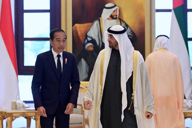 Presiden Uni Emirat Arab Mohamed bin Zayed Al Nahyan (MBZ) berbincang dengan Presiden Joko Widodo di Istana Kepresidenan UEA, Rabu (17/7/2024). Foto: Muchlis Jr/Biro Pers Sekretariat Presiden