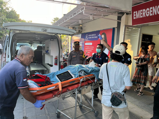  Turis China berinisial RX (17) saat dirawat di rumah sakit Foto: Dok. Polsek Nusa Penida