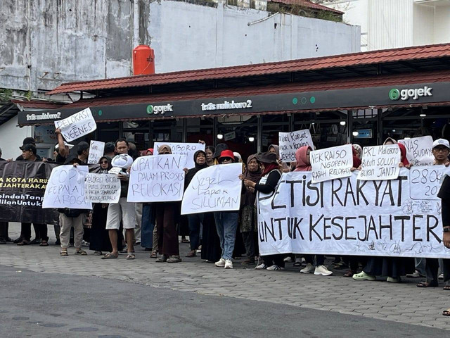 PKL Teras Malioboro 2 melakukan aksi unjuk rasa tolak relokasi jilid 2. Foto: M Wulan