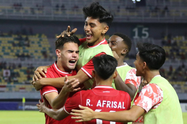 Selebrasi pemain Timnas Indonesia U-19 Jens Raven usai mencetak gol ke gawang Timnas Filipina U-19 pada pertandingan Grup A Piala AFF U-19 di Stadion Gelora Bung Tomo, Surabaya, Jawa Timur, Rabu (17/7/2024). Foto: Moch Asim/ANTARA FOTO 