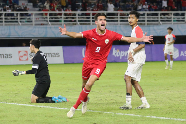 Selebrasi pemain Timnas Indonesia U-19 Jens Raven usai mencetak gol ke gawang Timnas Filipina U-19 pada pertandingan Grup A Piala AFF U-19 di Stadion Gelora Bung Tomo, Surabaya, Jawa Timur, Rabu (17/7/2024). Foto: Moch Asim/ANTARA FOTO 