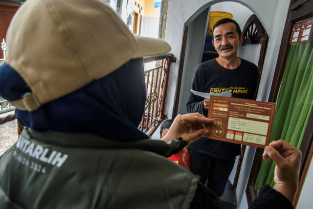 Panitia Pemutakhiran Data Pemilih (pantarlih) PPS Cikutra melakukan pemutakhiran data warga saat pencocokan dan penelitian (coklit) daftar pemilih Pemilu Kepala Daerah (pilkada) Jawa Barat 2024 di Bandung, Jawa Barat, Senin (15/7/2024). Foto: Novrian Arbi/ANTARA FOTO