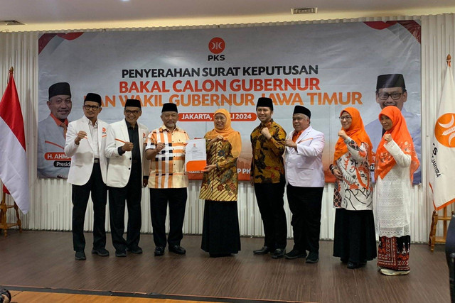 Penyerahan dukungan dari PKS kepada Khofifah Indar Parawansa dan Emil Dardak untuk Pilkada Jatim 2024 di DPP PKS, Jakarta, Kamis (18/7/2024). Foto: Luthfi Humam/kumparan