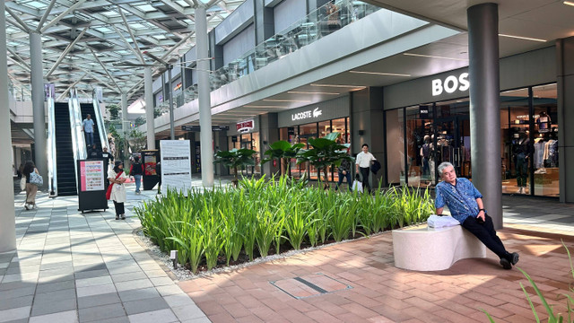 Pengunjung beraktivitas saat pembukaan The Grand Outlet-East Jakarta di Telukjambe, Karawang, Rabu (17/7/2024).  Foto: Selfy Momongan/kumparan