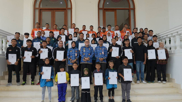 Pemuda-pemudi Bojonegoro berprestasi saat foto bersama usai menerima bonus dari Pemkab Bojonegoro. Rabu (17/07/2024). (Aset: Istimewa)