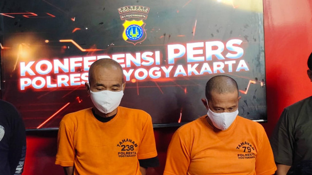 Dua pelaku gendam diperlihatkan ke awak media saat konferensi pers di Polresta Yogyakarta, Kamis (18/7/2024). Foto: Arfiansyah Panji Purnandaru/kumparan