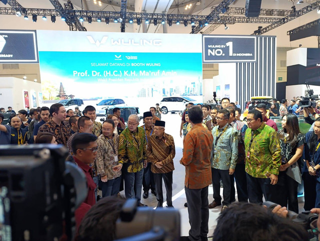 Wakil Presiden RI Ma'ruf Amin saat meninjau pameran GIIAS 2024. dok. Fitra Andrianto/kumparan