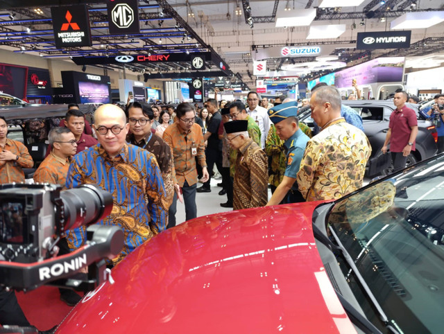 Wapres Maruf Amien jajal Hyundai Kona Elektrik di GIIAS Foto: Fitra Andrianto/kumparan