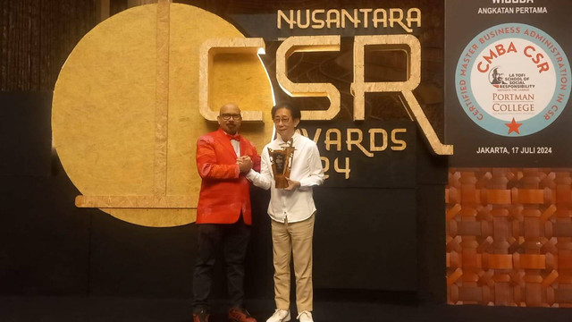 Direktur Sido Muncul Irwan Hidayat menerima penghargaan Pemimpin Transformasi Bisnis Berkelanjutan Nusantara CSR Award 2024 di Jakarta, Rabu (17/7). Foto: Dok. Kumparan Studio)