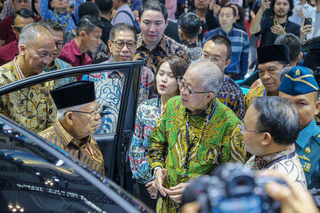 Wakil Presiden (Wapres) Ma'ruf Amin meninjau Pameran Gaikindo Indonesia International Auto Show (GIIAS) 2024 di ICE BSD City, Tangerang, Kamis (18/7).  Foto: Aditia Noviansyah/kumparan