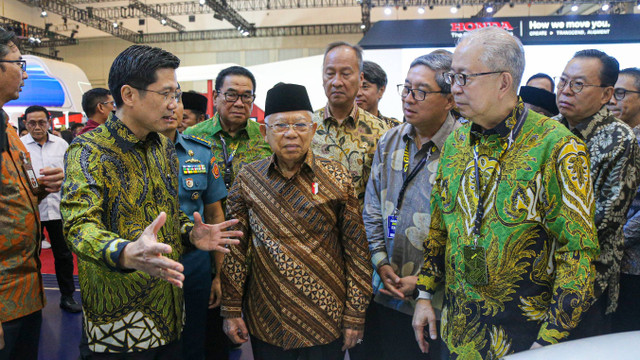 Wakil Presiden (Wapres) Ma'ruf Amin meninjau Pameran Gaikindo Indonesia International Auto Show (GIIAS) 2024 di ICE BSD City, Tangerang, Kamis (18/7).  Foto: Aditia Noviansyah/kumparan