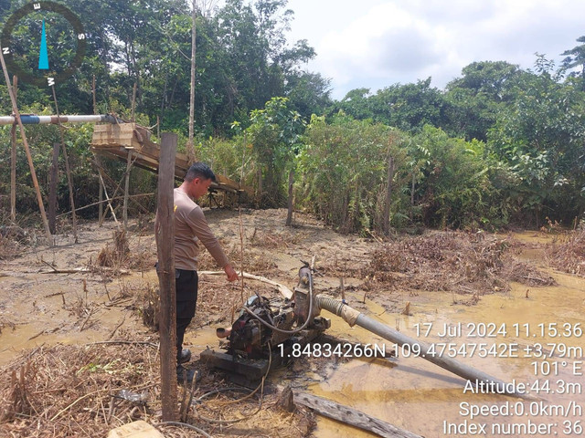 Polisi mendapati alat-alat yang diduga digunakan untuk aktivitas PETI di wilayah Kecamatan Paloh, Kabupaten Sambas. Foto: Dok. Polres Sambas