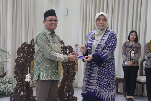 Paragon Technology and Innovation (Paragon) baru saja menerima penghargaan ‘Perusahaan Katalisator Ekosistem Pemberdayaan Berbasis ZIS’ dari Forum Zakat (FOZ) pada Selasa kemarin, (16/7) berlokasi di Istana Wakil Presiden, Jakarta