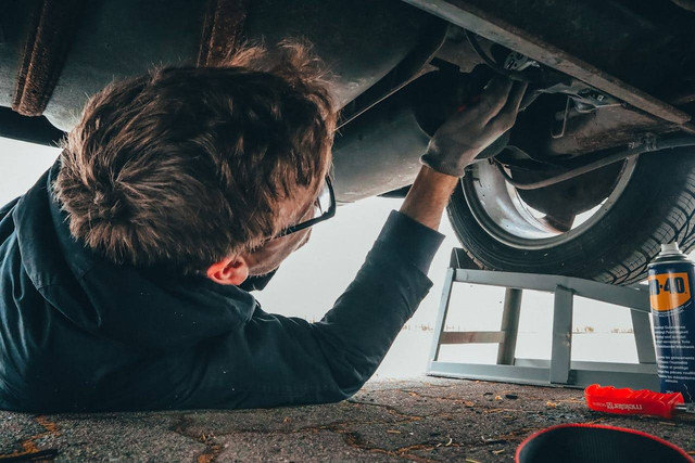 Ilustrasi cara merawat sistem suspensi mobil. Foto: Pexels