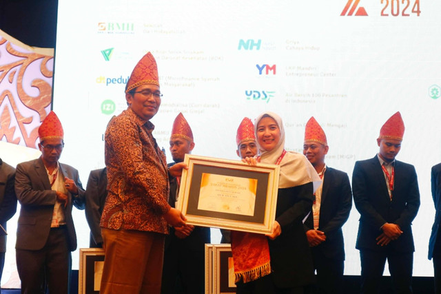 Direktur Utama Laznas PPPA Daarul Qur'an Dwi Kartika Ningsih, menerima penghargaan Zakat Awards 2024 dalam puncak acara Musyawarah Nasional (Munas) FOZ di Padang, Sumatera Barat, Rabu (17/7).