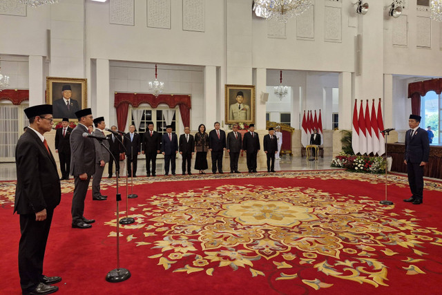 Presiden Joko Widodo melantik tiga Wakil Menteri di Istana Negara, Jakarta, Kamis (18/7/2024). Foto: Nadia Riso/kumparan