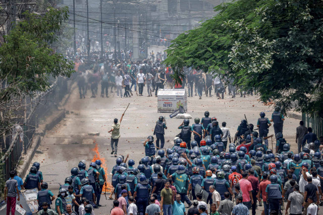 Pendukung anti kuota bentrok dengan polisi dan pendukung Liga Awami di kawasan Rampura di Dhaka, Bangladesh, 18 Juli 2024. Foto: Mohammad Ponir Hossain/Reuters